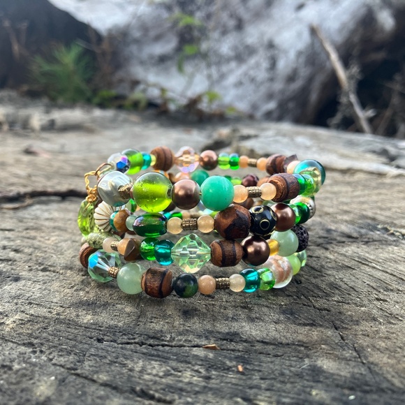 NWOT Green earth colors memory wire bracelet - glass and gemstone wrap bracelet - Picture 6 of 10